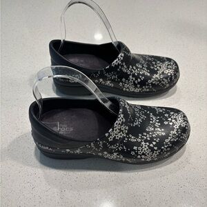 Crocs Clogs Women's Black and White, Size 7